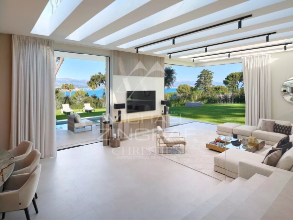 Intérieur d'une villa moderne avec vue sur la mer à Antibes, salon lumineux et spacieux.