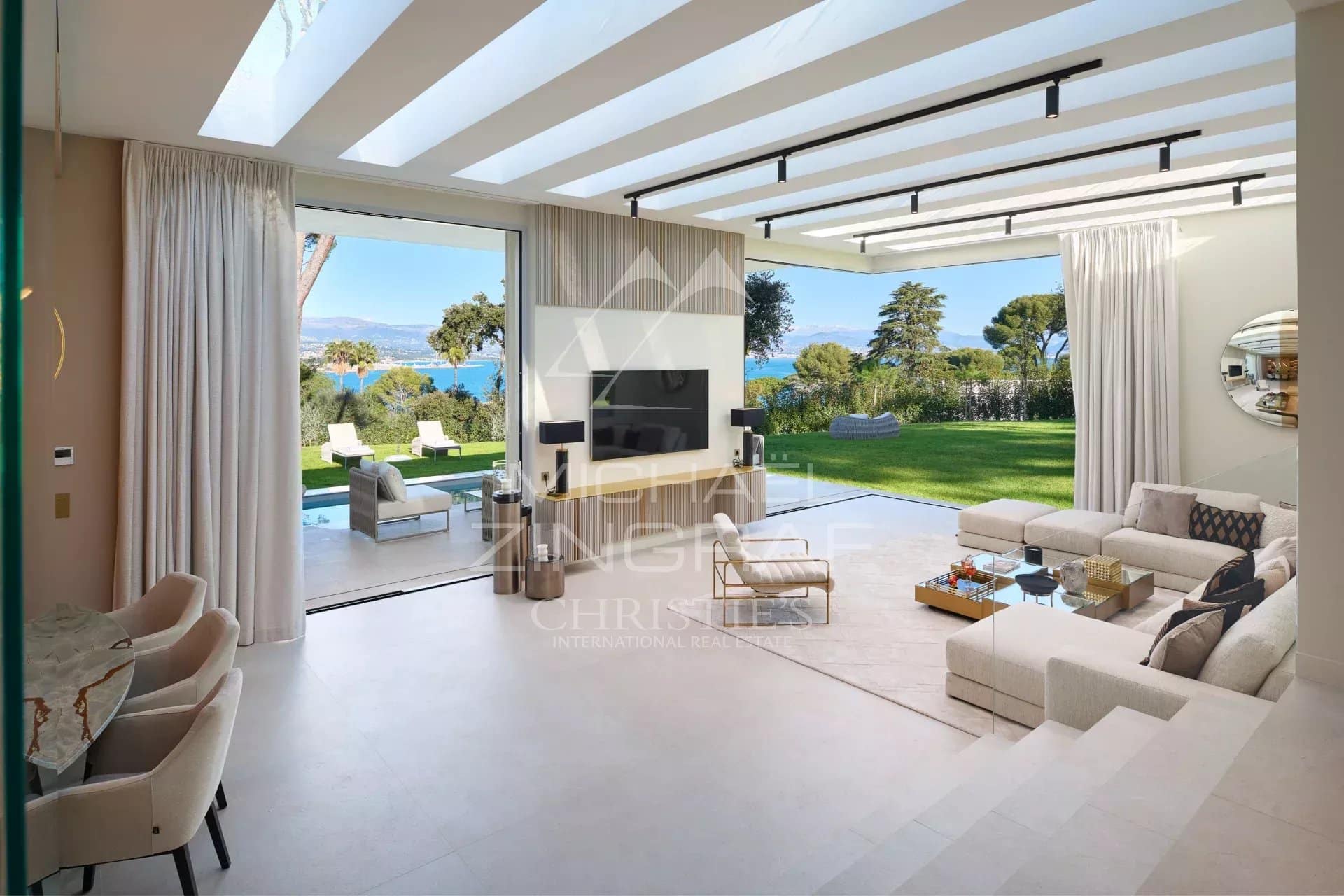 Intérieur d'une villa moderne avec vue sur la mer à Antibes, salon lumineux et spacieux.