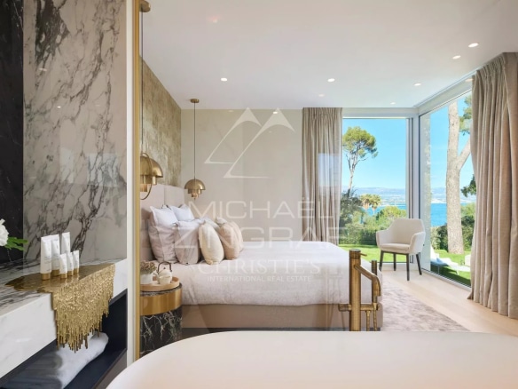Chambre spacieuse et lumineuse dans une villa de luxe à Antibes, avec vue sur la mer.