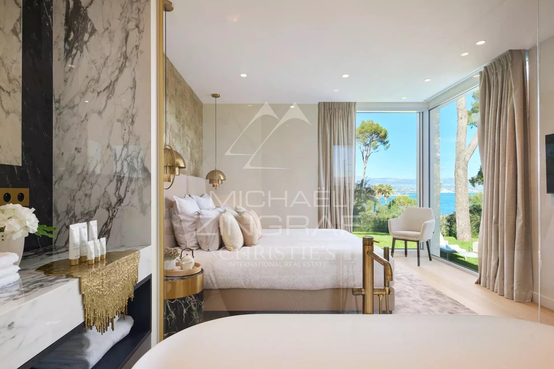 Chambre spacieuse et lumineuse dans une villa de luxe à Antibes, avec vue sur la mer.