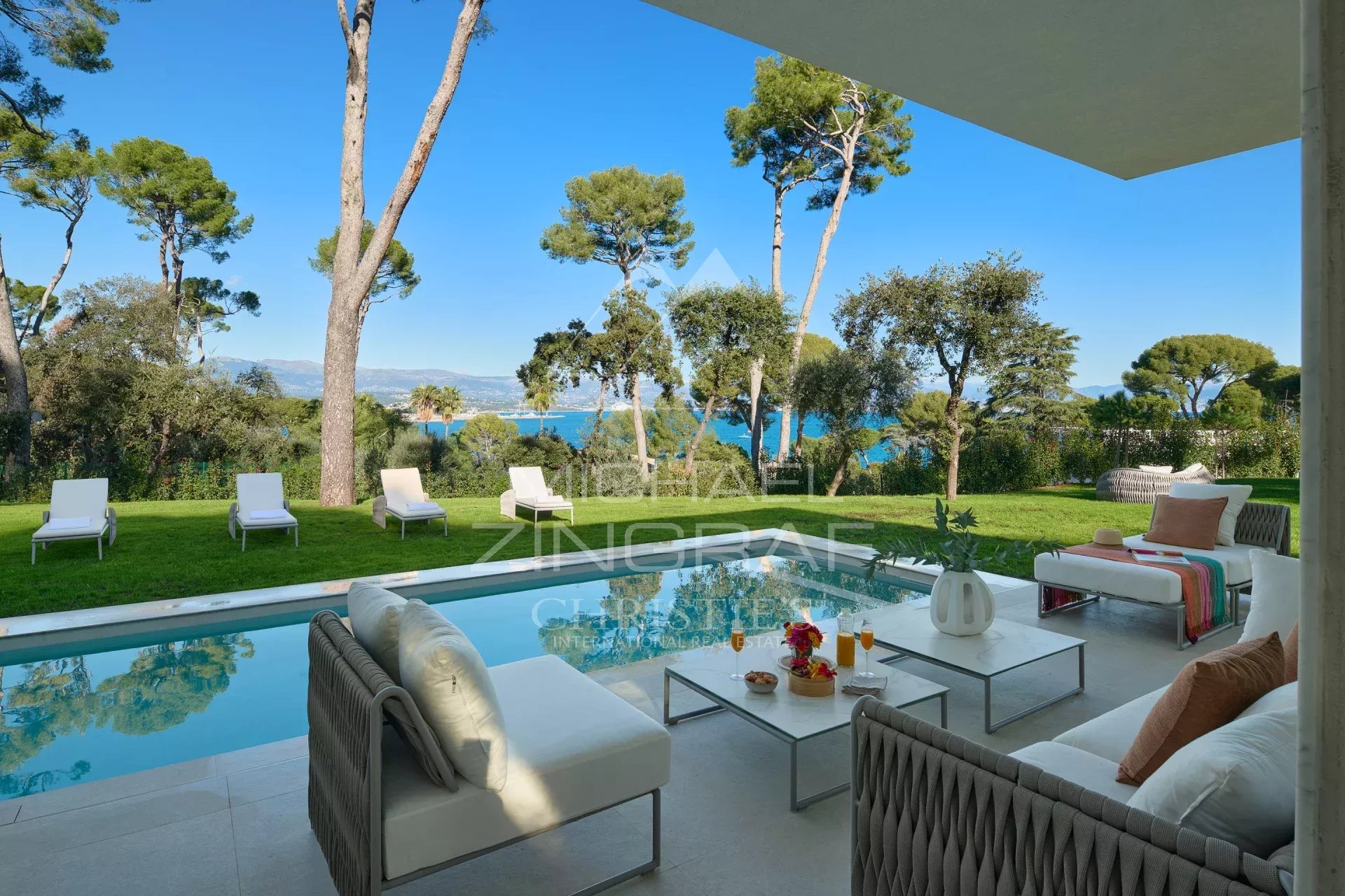 Terrasse d'une villa de luxe avec piscine et vue sur la mer à Antibes