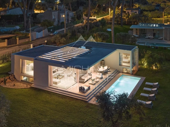 Villa moderne avec piscine et terrasse, vue sur jardin à Antibes.