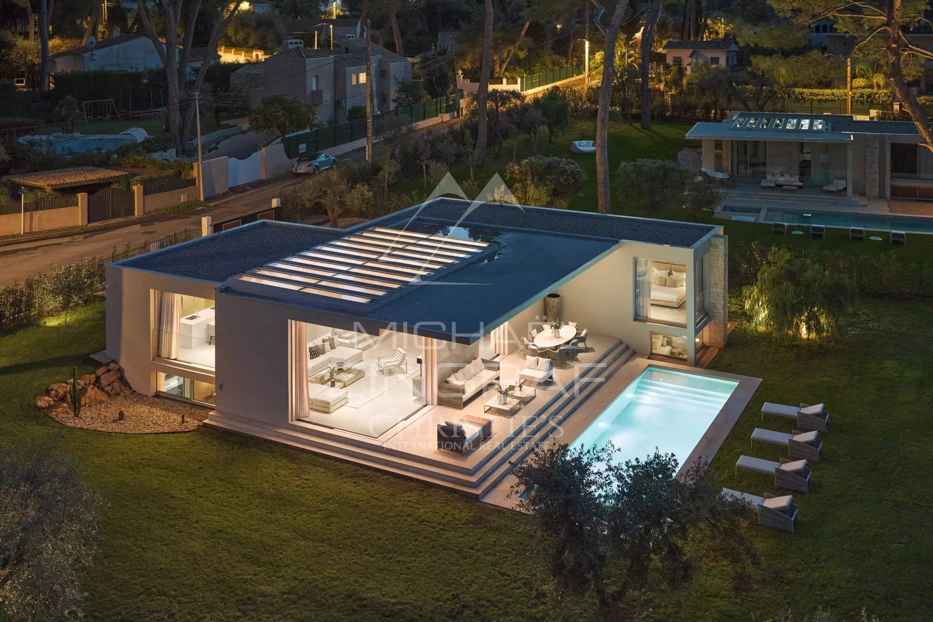 Villa moderne avec piscine et terrasse, vue sur jardin à Antibes.