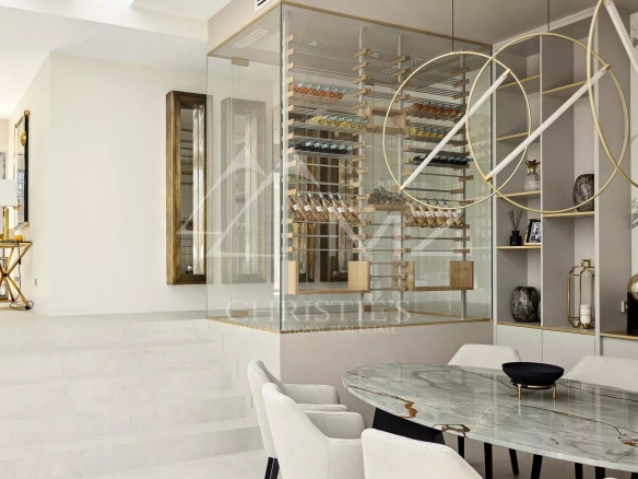 Intérieur d'une villa moderne avec une salle à manger élégante et un espace de rangement à vin.
