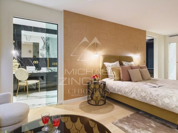 Chambre d'une villa moderne avec décoration élégante et salle de bain attenante.