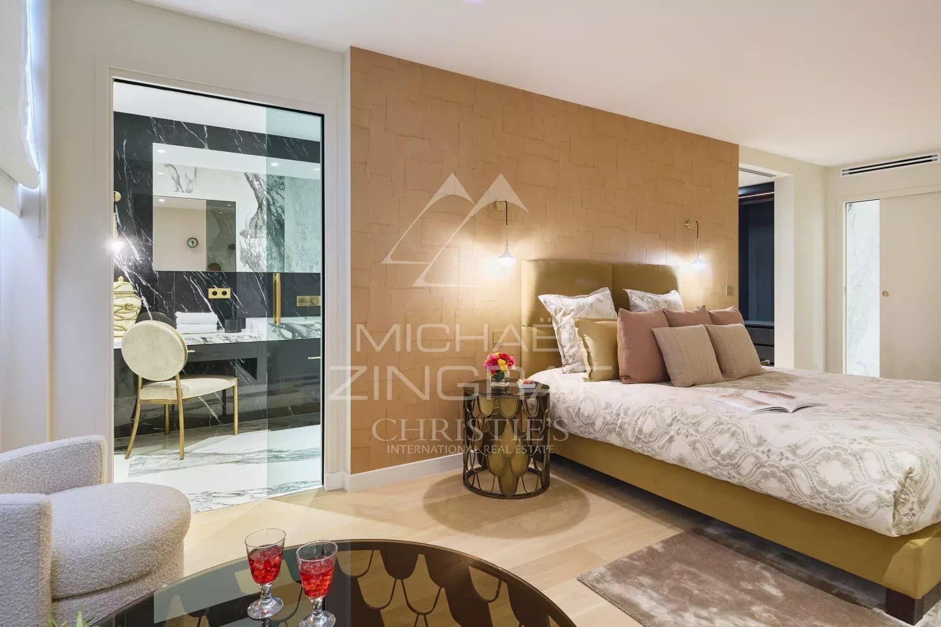 Chambre d'une villa moderne avec décoration élégante et salle de bain attenante.