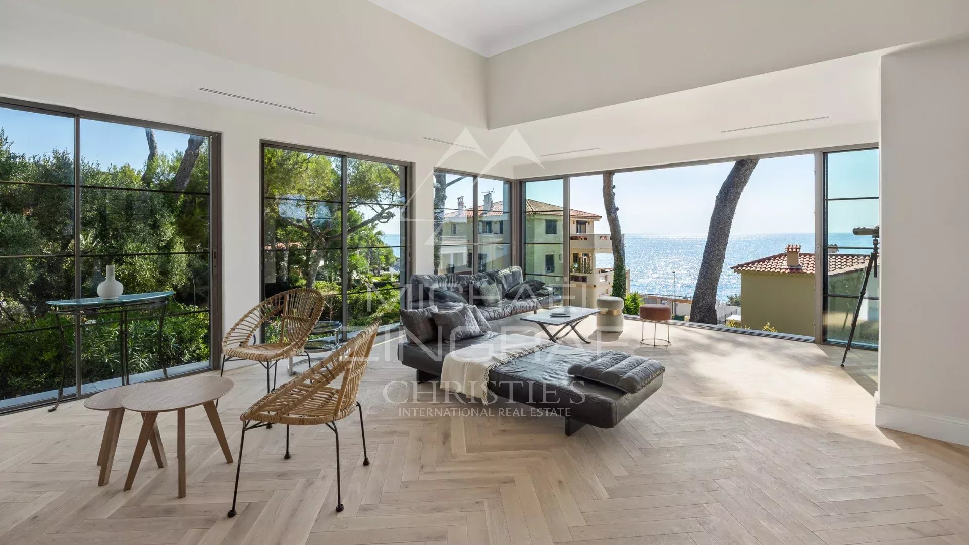 Intérieur moderne d’une villa à Cap d’Antibes Intérieur d'une villa rénovée avec vue sur la mer, fenêtres panoramiques et mobilier moderne.