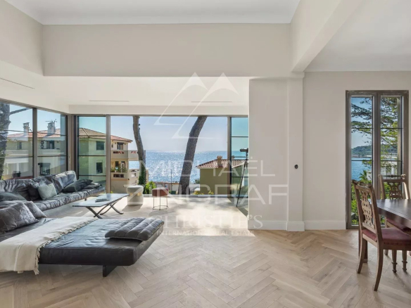 Intérieur d'une villa rénovée avec vue sur la mer, salon moderne et lumineux à Cap d'Antibes.