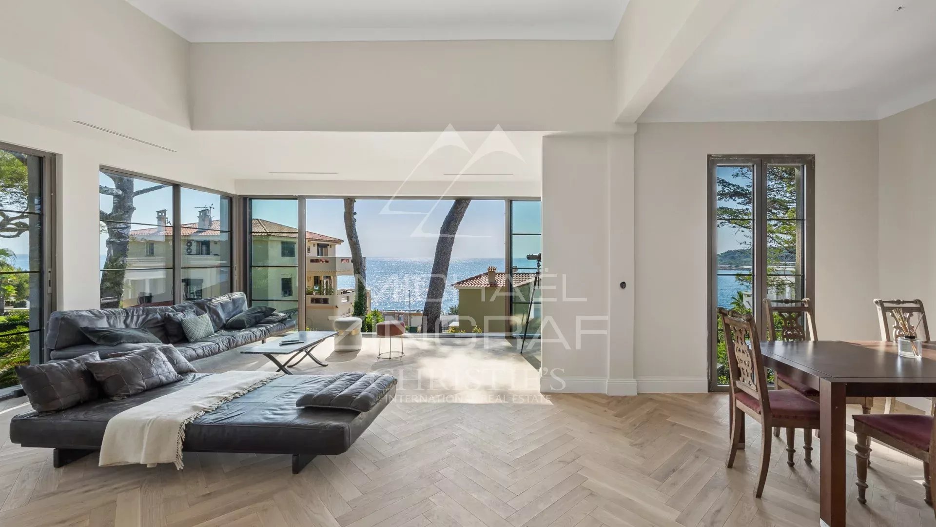 Intérieur moderne d’une villa à Cap d’Antibes Intérieur d'une villa rénovée avec vue sur la mer, salon moderne et lumineux à Cap d'Antibes.