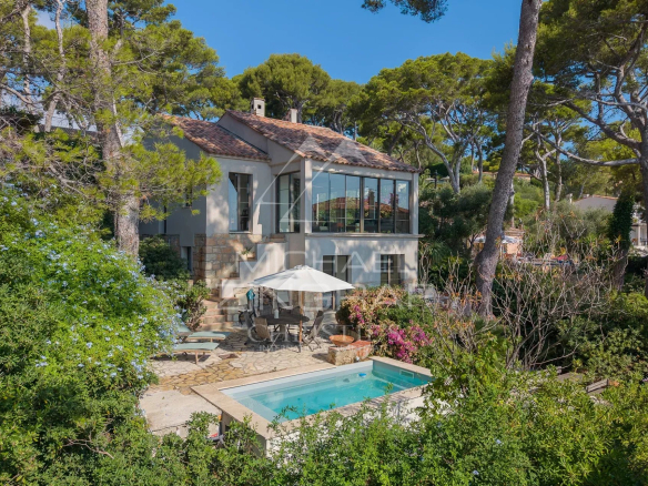 Villa rénovée avec piscine et jardin à Cap d'Antibes, vue sur la mer.