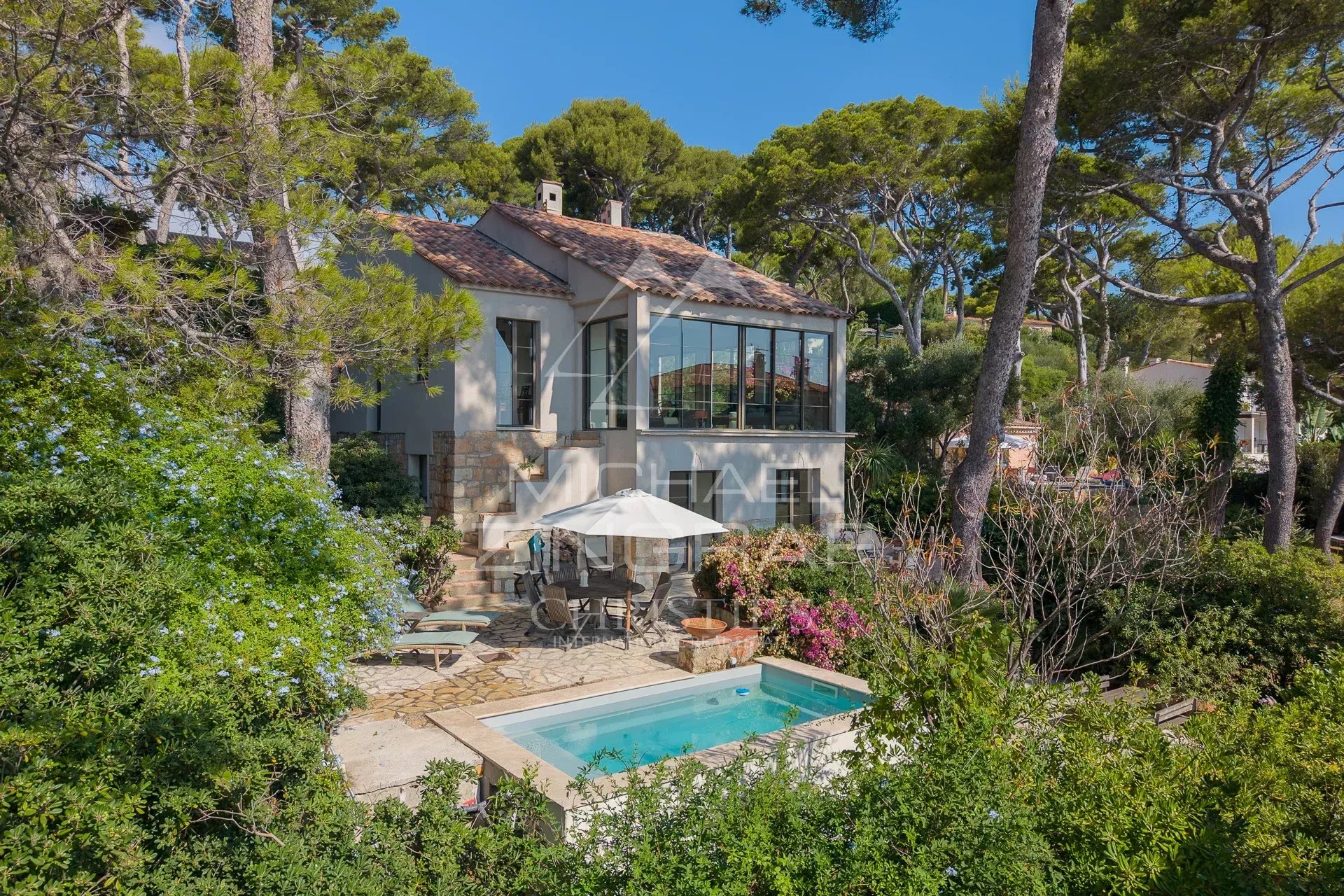 Villa contemporaine à Cap d’Antibes Villa rénovée avec piscine et jardin à Cap d'Antibes, vue sur la mer.