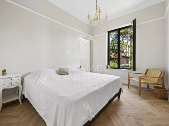 Chambre d'une villa rénovée à Antibes avec lit simple et décoration épurée.