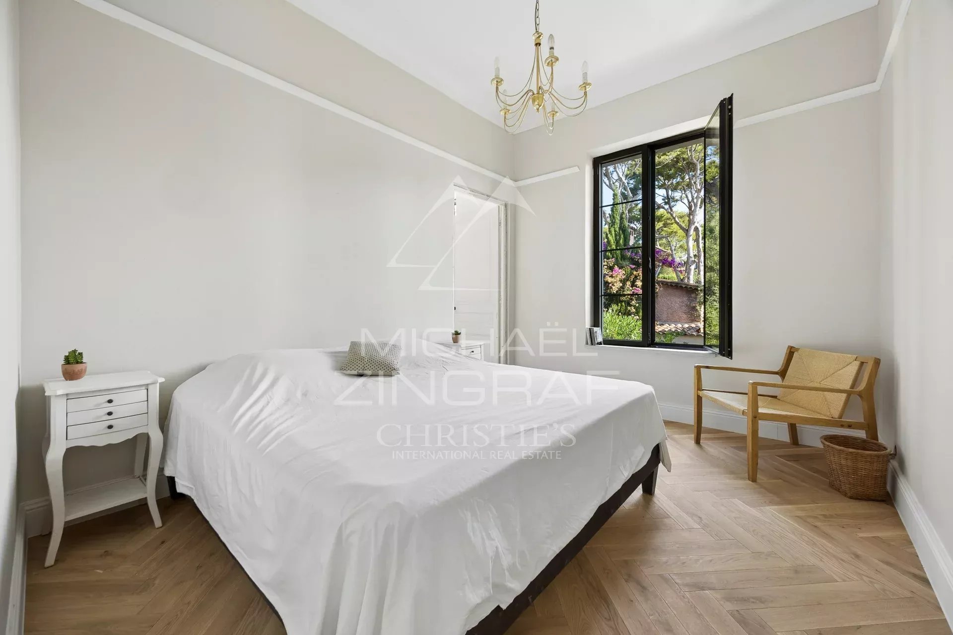 Chambre de villa rénovée à Antibes Chambre d'une villa rénovée à Antibes avec lit simple et décoration épurée.