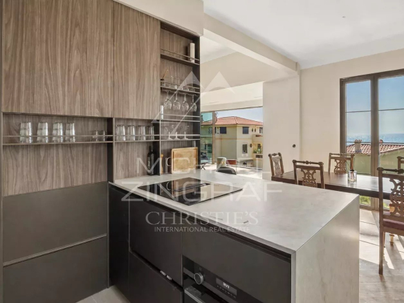 Cuisine moderne d'une villa rénovée avec vue sur la mer à Antibes.