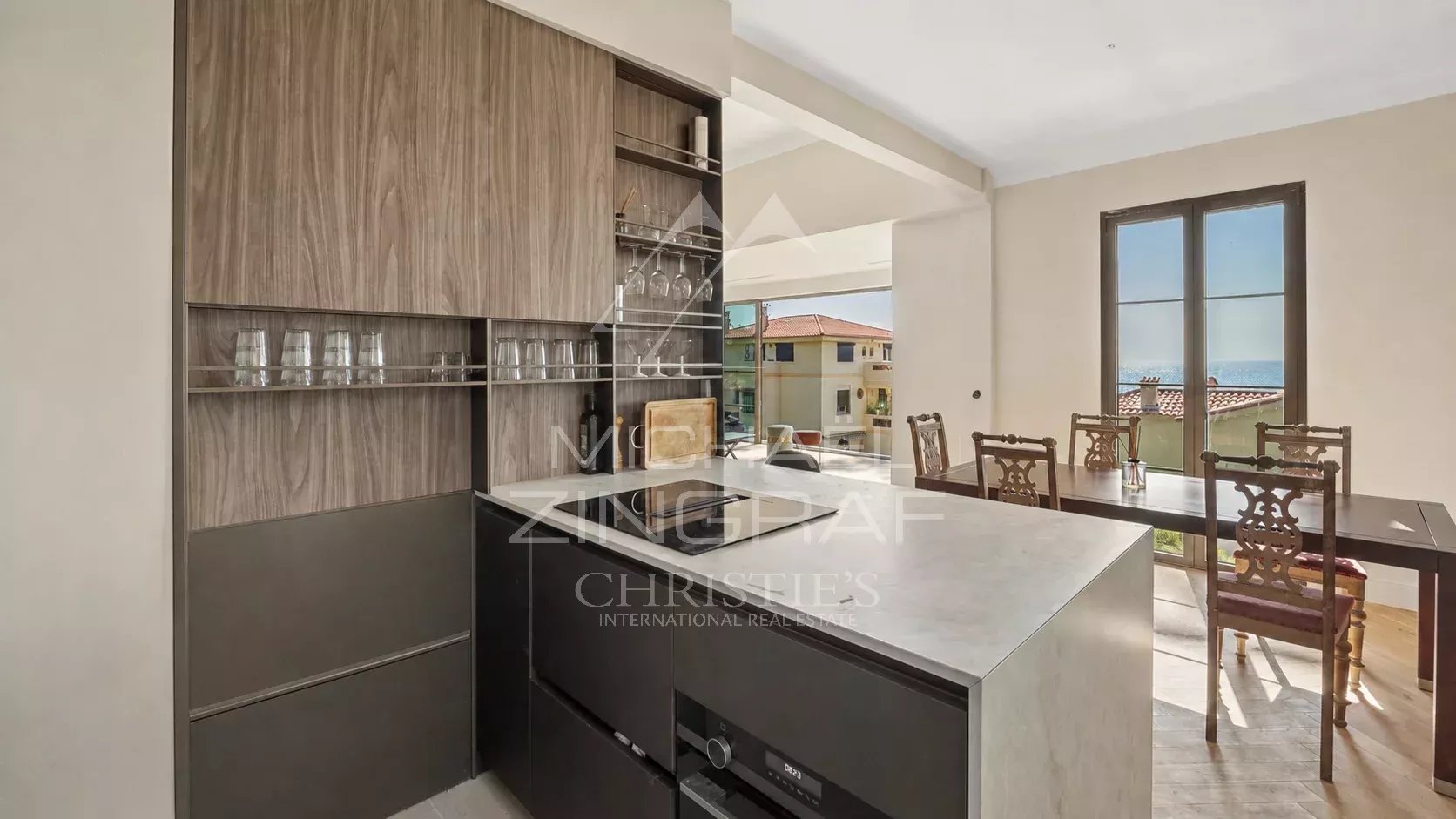 Cuisine de villa à Antibes Cuisine moderne d'une villa rénovée avec vue sur la mer à Antibes.