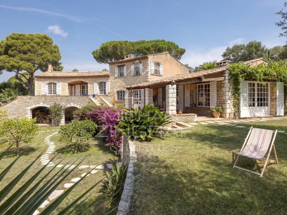Provençal-style property with garden in Cap d'Antibes, panoramic sea view.