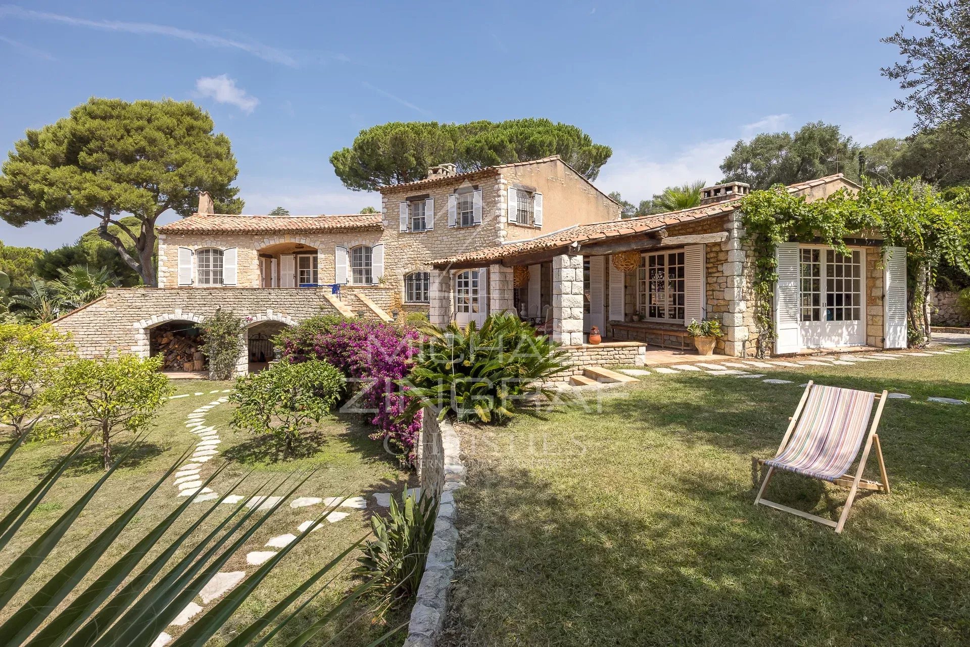 Exceptional farmhouse in Cap d'Antibes Provençal-style property with garden in Cap d'Antibes, panoramic sea view.