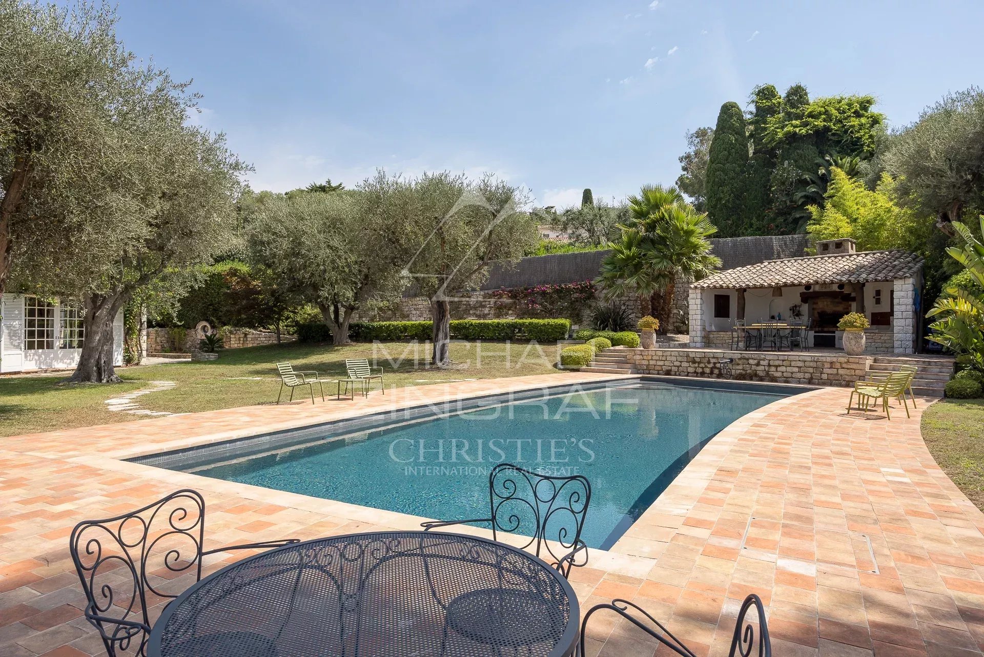 Provençal farmhouse in Cap d'Antibes Provençal farmhouse with swimming pool and garden in Cap d'Antibes, surrounded by olive and palm trees.