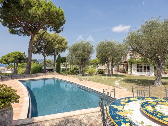 Provençal-style property with swimming pool and sea view in Cap d'Antibes.
