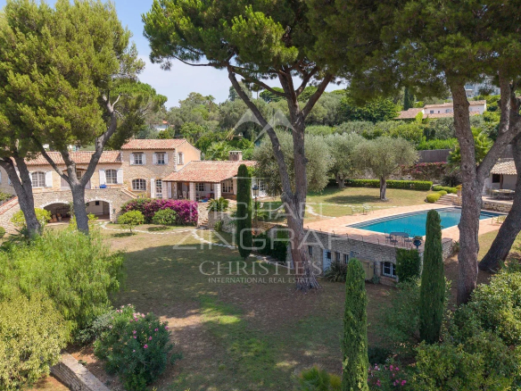 Provençal-style property with swimming pool and garden in Cap d'Antibes.
