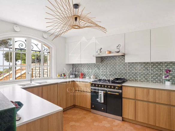 Modern cuisine in a Provençal-style property in Cap d'Antibes with sea views.