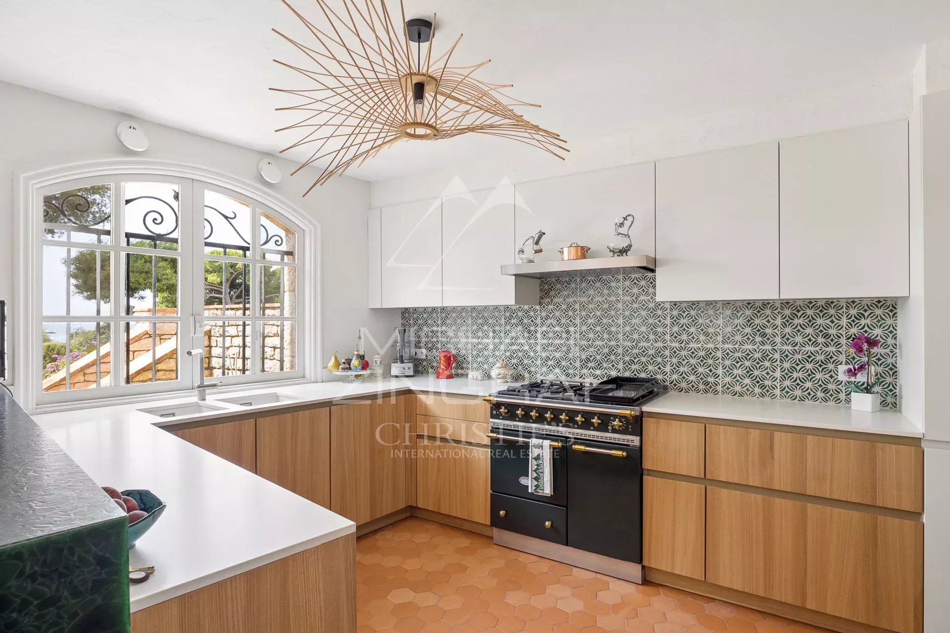 Kitchen of a property in Cap d'Antibes Modern cuisine in a Provençal-style property in Cap d'Antibes with sea views.