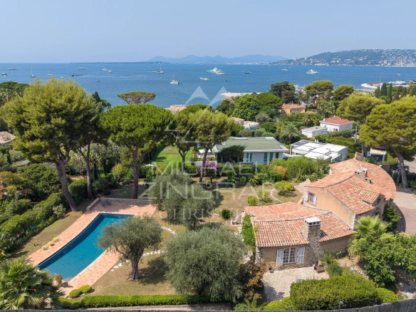 Aerial view of a Provençal property with swimming pool and sea view in Cap d'Antibes.