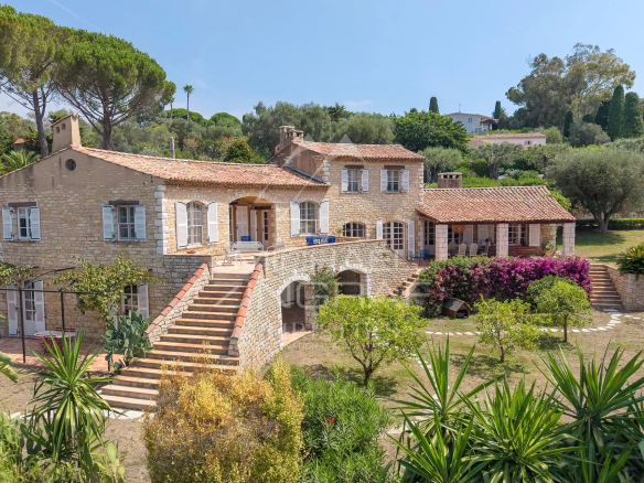 Provençal farmhouse with garden and sea view in Cap d'Antibes.