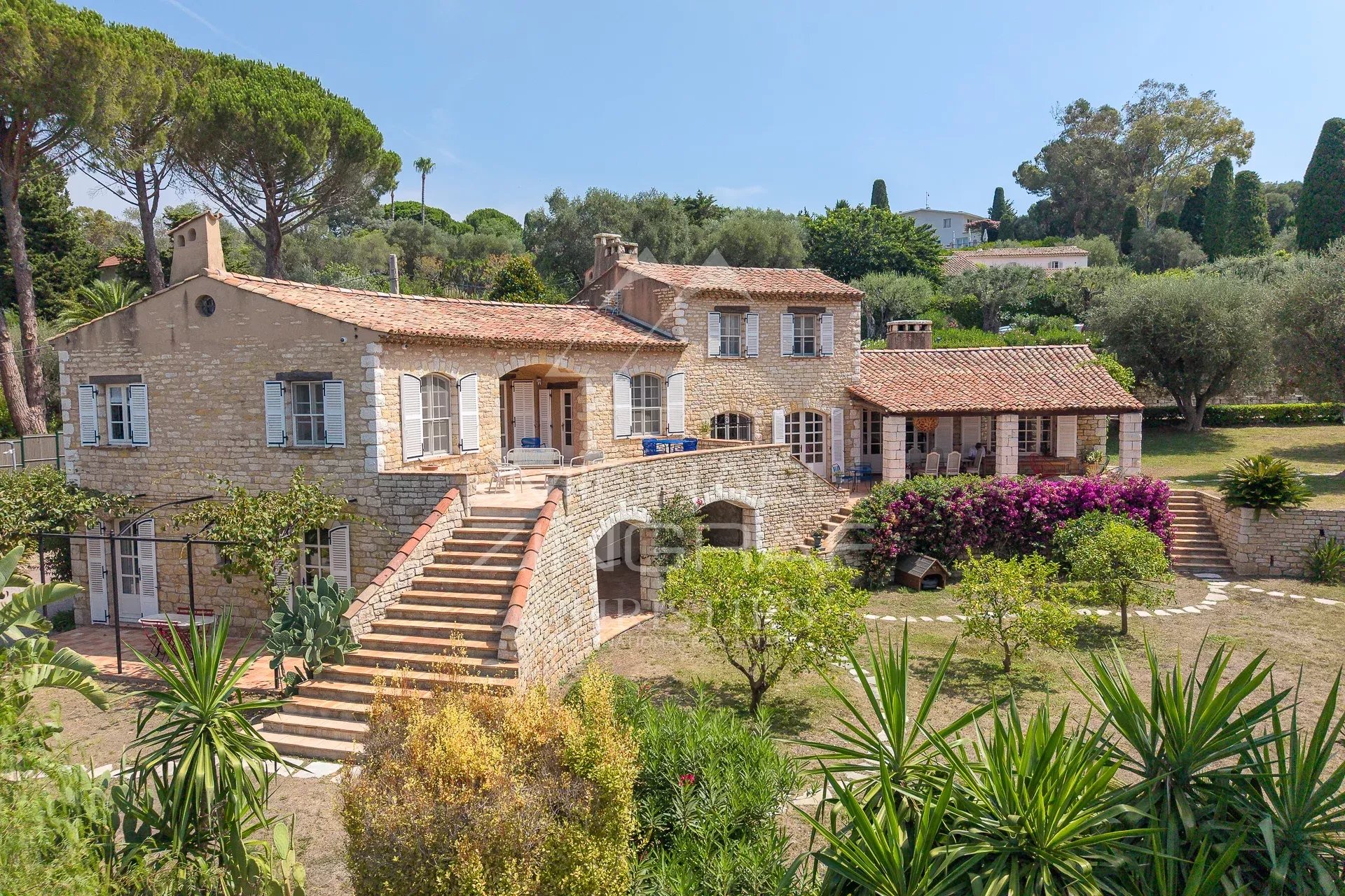 Exceptional farmhouse in Cap d'Antibes Provençal farmhouse with garden and sea view in Cap d'Antibes.