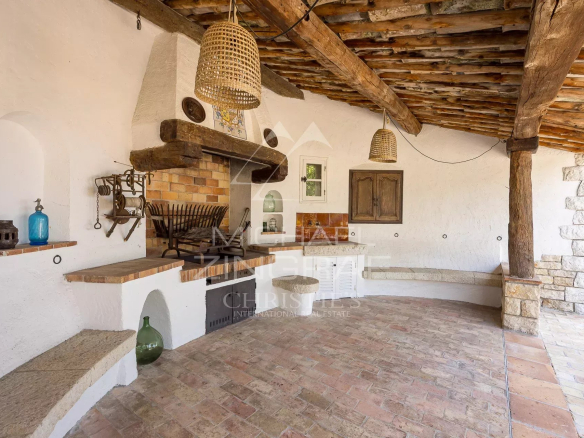 Covered terrace with stone barbecue in a Provençal property in Cap d'Antibes.