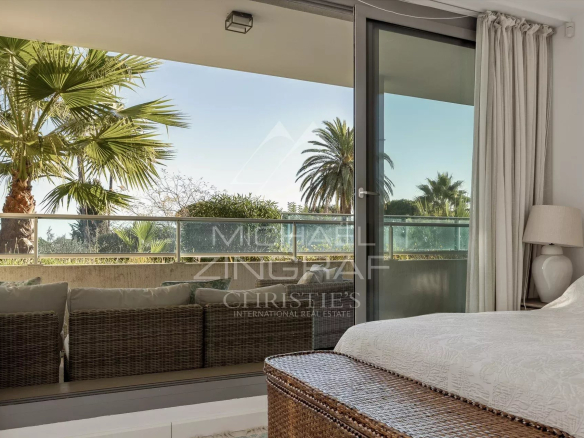 Appartement moderne avec vue sur palmier au Cap d'Antibes.