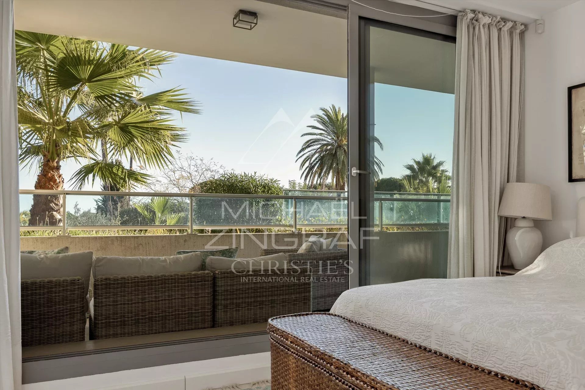 Appartement au Cap d’Antibes Appartement moderne avec vue sur palmier au Cap d'Antibes.