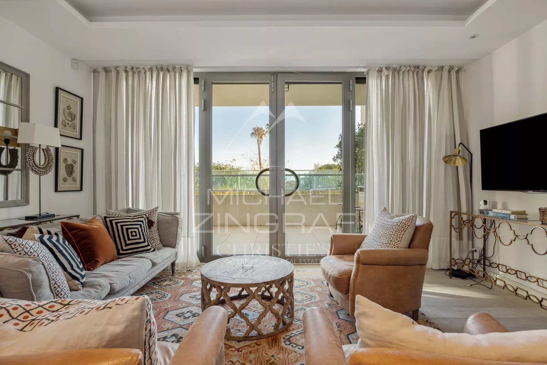 Salon d’appartement au Cap d’Antibes Salon d'un appartement moderne au Cap d'Antibes avec fenêtres et mobilier contemporain.