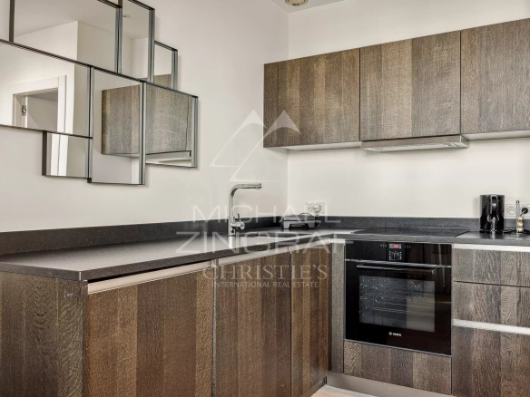 Cuisine moderne d'un appartement dans une résidence récente au Cap d'Antibes.