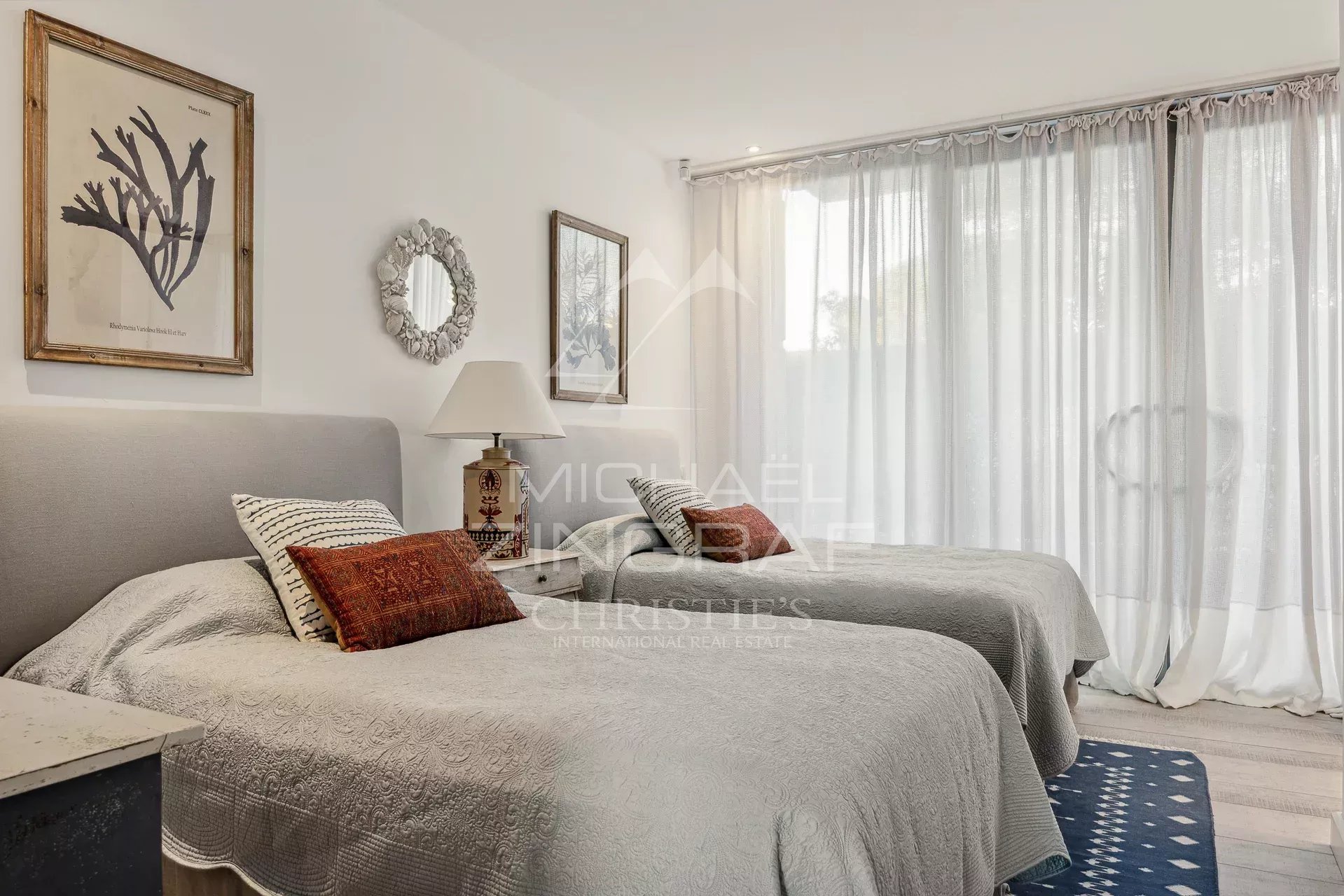Chambre d’appartement au Cap d’Antibes Chambre d'un appartement moderne avec deux lits simples et décoration élégante.