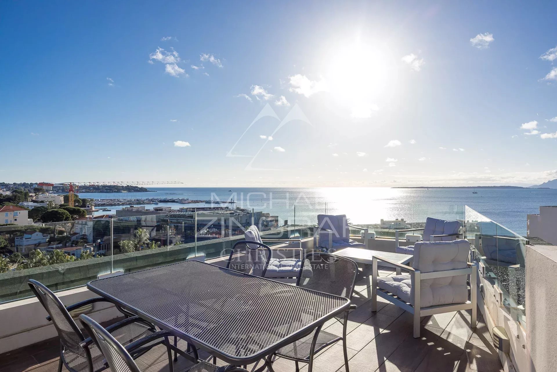 Toit-terrasse avec vue panoramique sur la mer à Juan-les-Pins, Antibes.