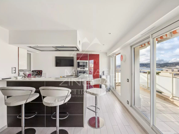 Intérieur moderne d'un appartement avec bar et vue sur la mer à Juan-les-Pins, Antibes.