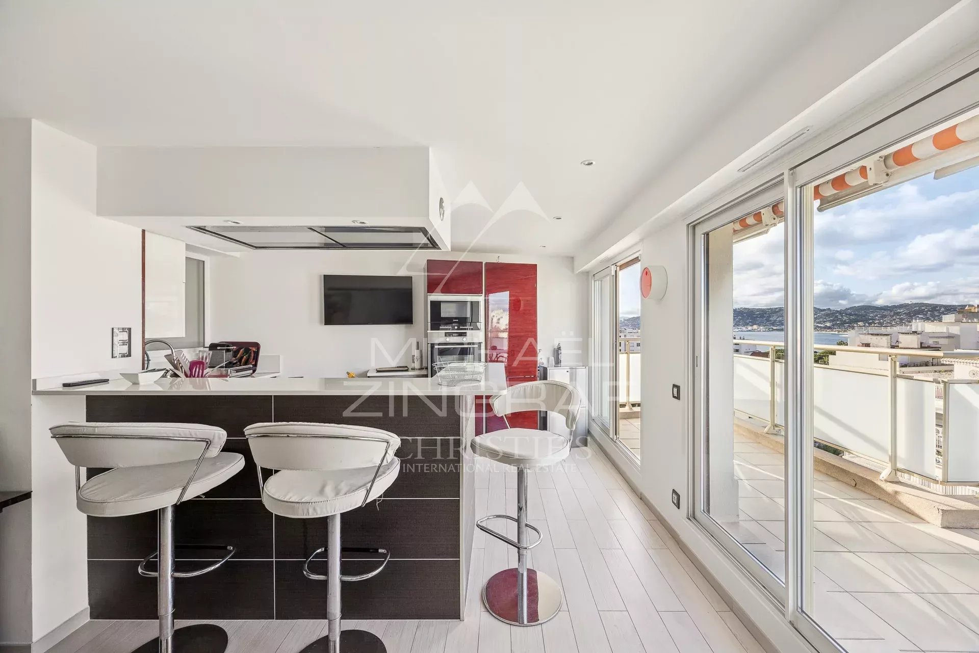Intérieur moderne d'un appartement avec bar et vue sur la mer à Juan-les-Pins, Antibes.