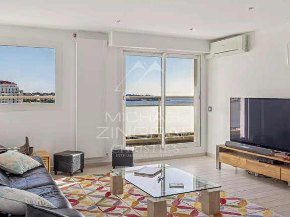 Salon lumineux avec vue sur la mer, appartement au dernier étage à Juan-les-Pins.