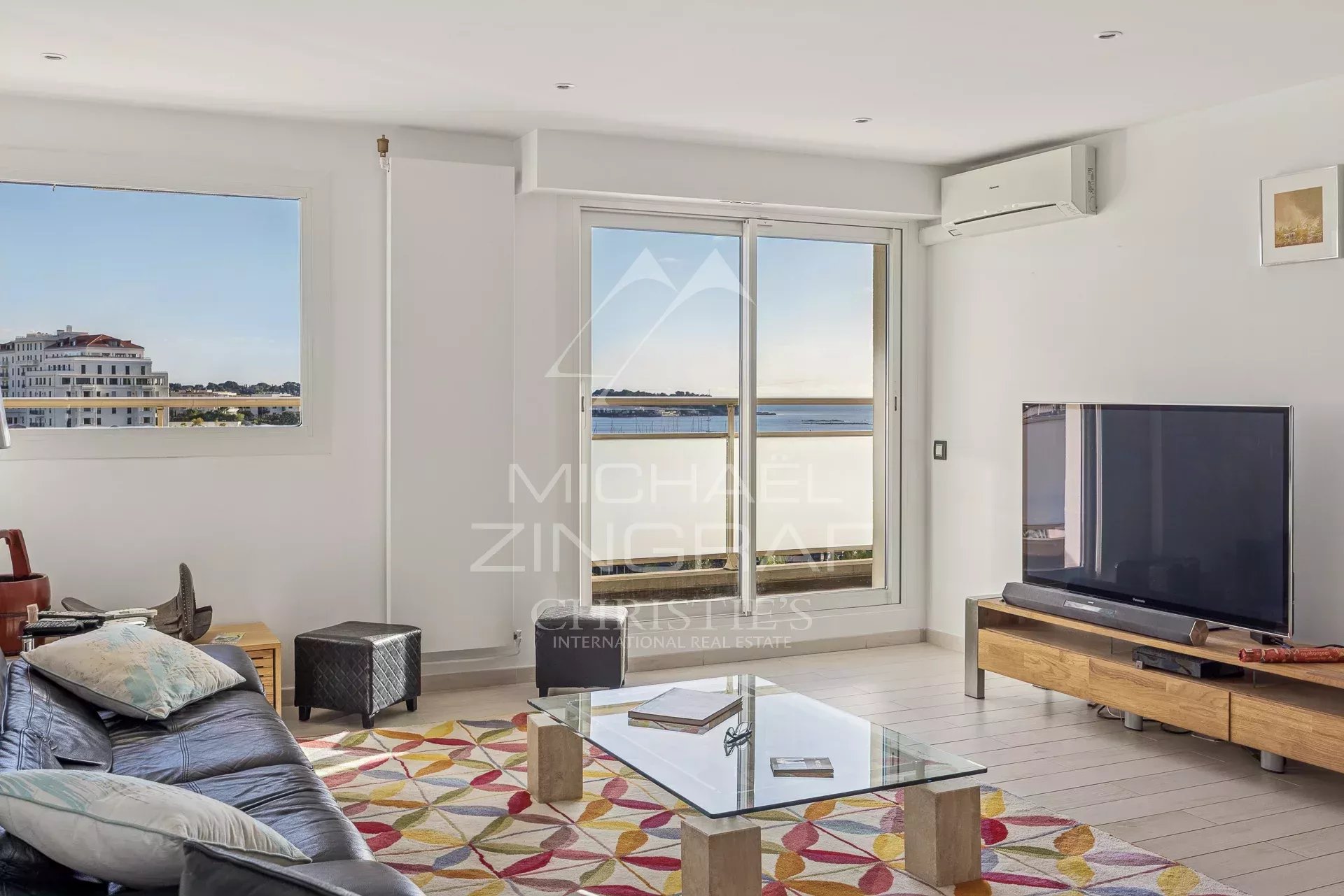 Salon lumineux avec vue sur la mer, appartement au dernier étage à Juan-les-Pins.