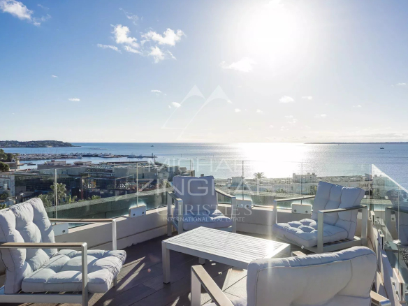 Toit-terrasse avec vue panoramique sur la mer à Juan-les-Pins, Antibes.
