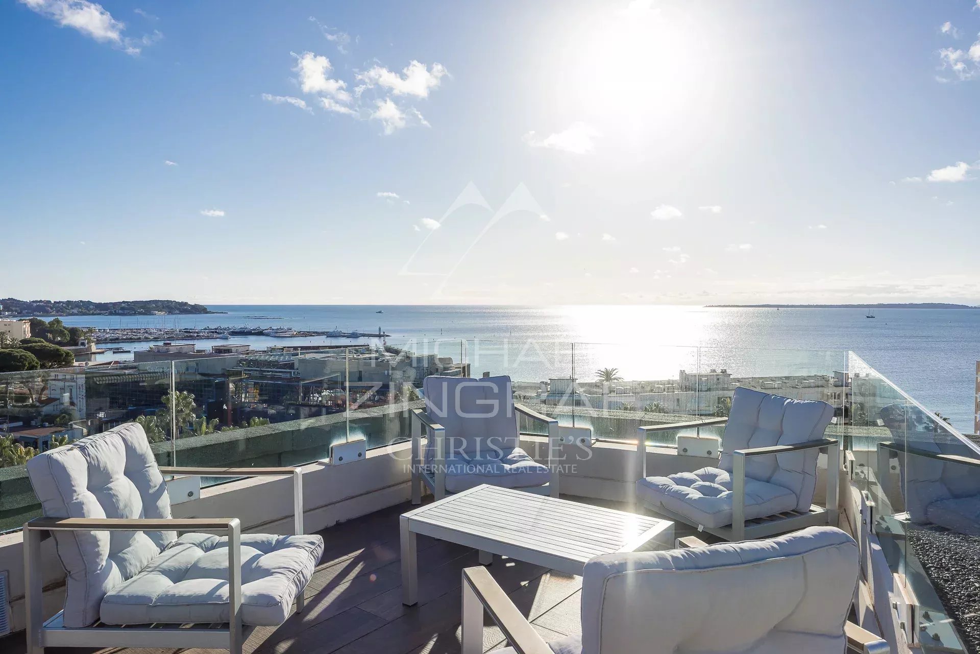 Toit-terrasse avec vue panoramique sur la mer à Juan-les-Pins, Antibes.