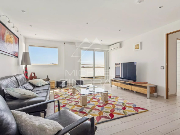 Salon lumineux d'un appartement au dernier étage avec vue sur la mer à Juan-les-Pins.