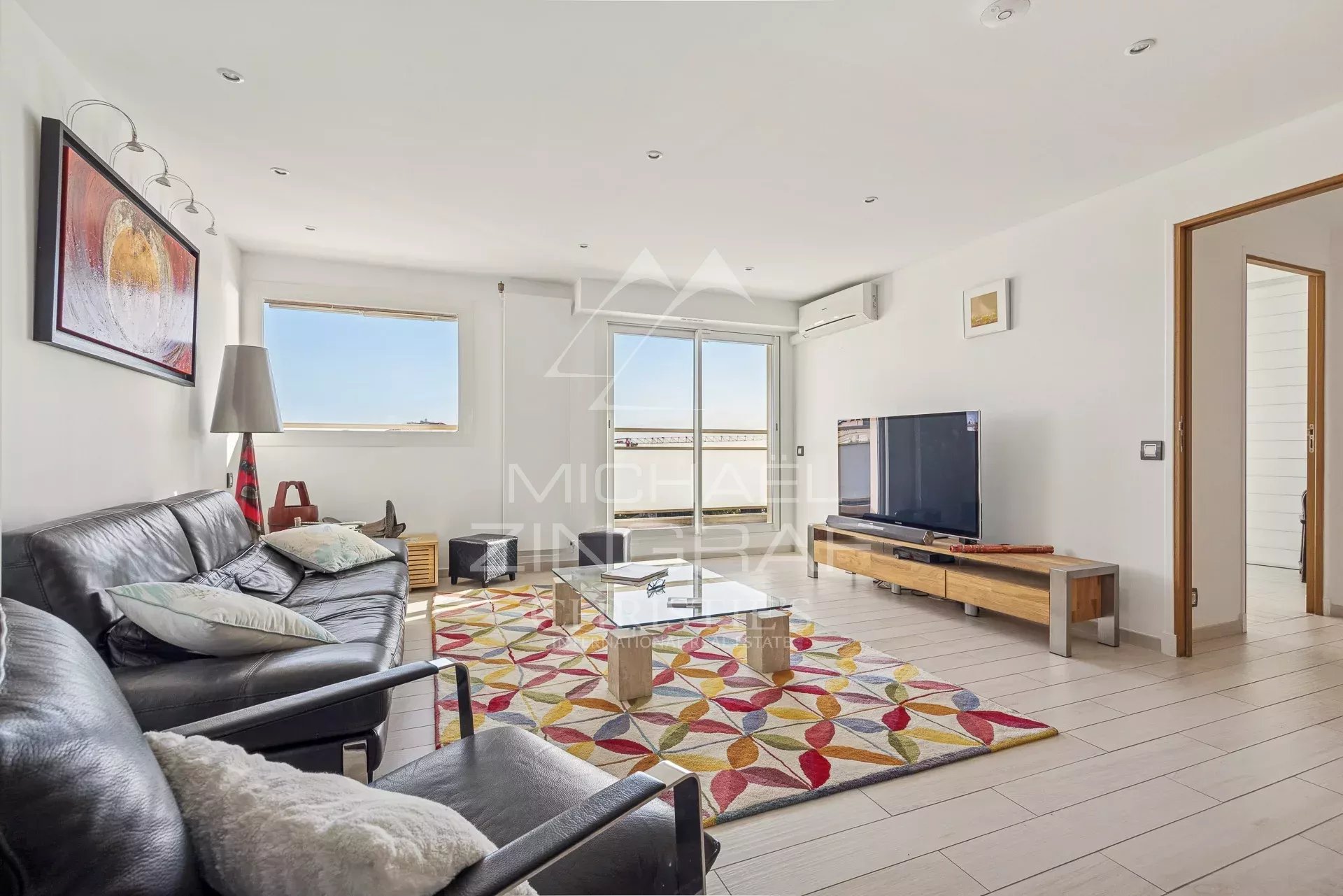Salon lumineux d'un appartement au dernier étage avec vue sur la mer à Juan-les-Pins.