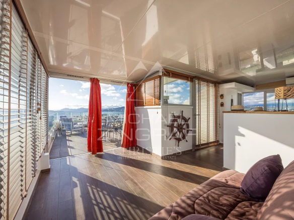 Intérieur d'un appartement au dernier étage avec vue sur la mer et terrasses à Juan-les-Pins.