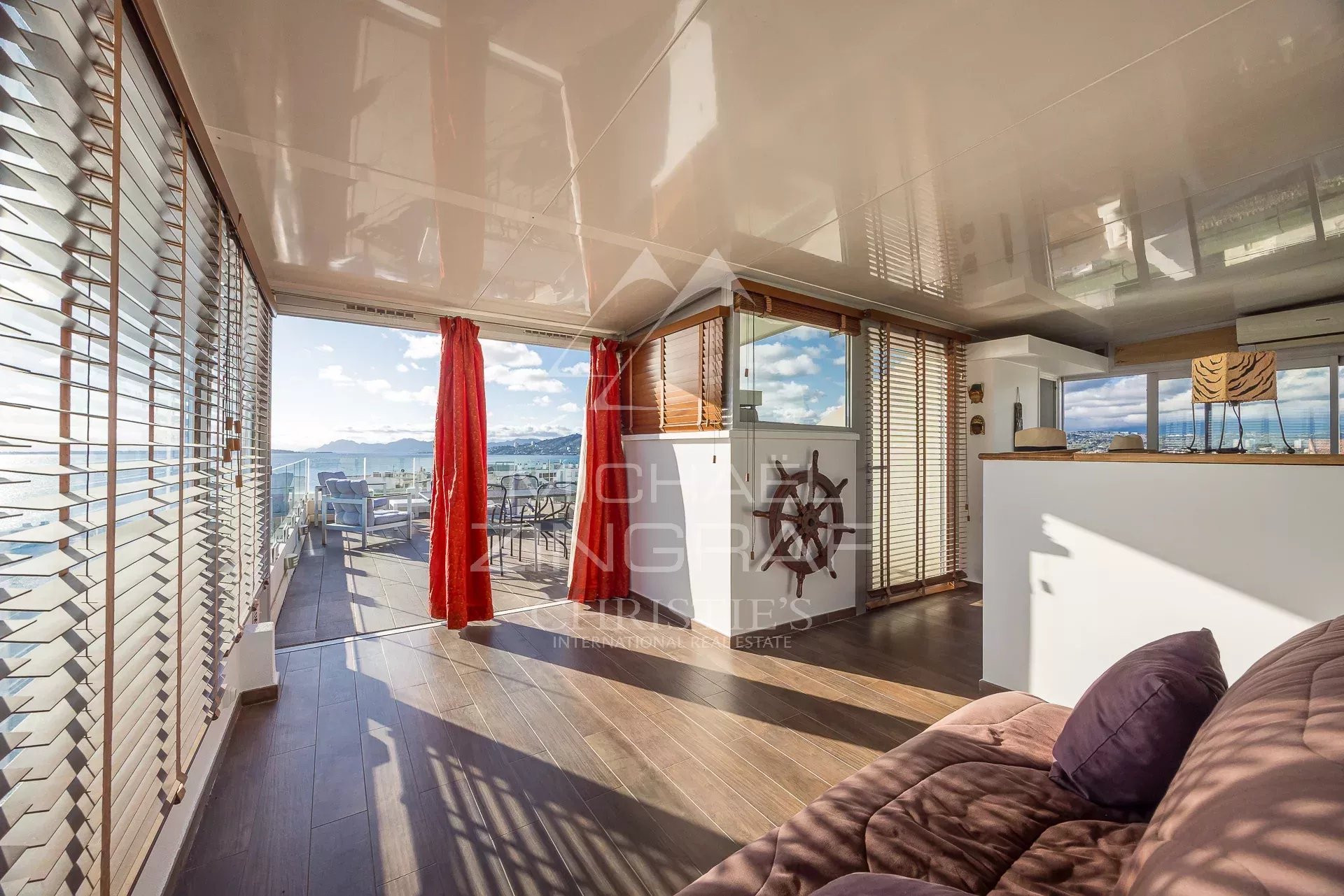 Intérieur d'un appartement au dernier étage avec vue sur la mer et terrasses à Juan-les-Pins.