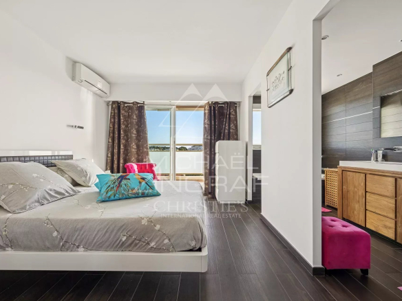 Chambre d'un appartement moderne avec salle de bain attenante, vue sur mer à Juan-les-Pins.
