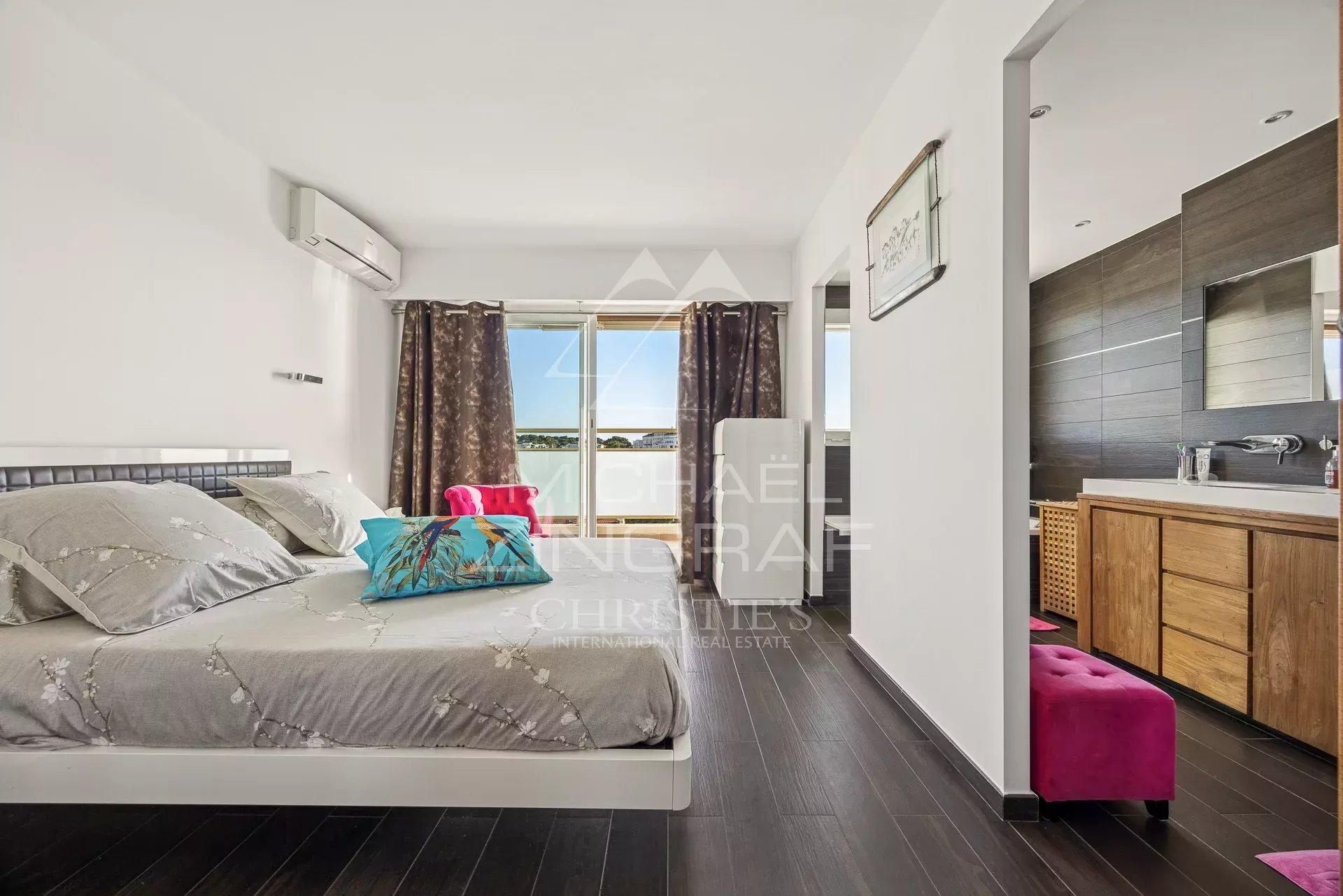 Chambre d'un appartement moderne avec salle de bain attenante, vue sur mer à Juan-les-Pins.