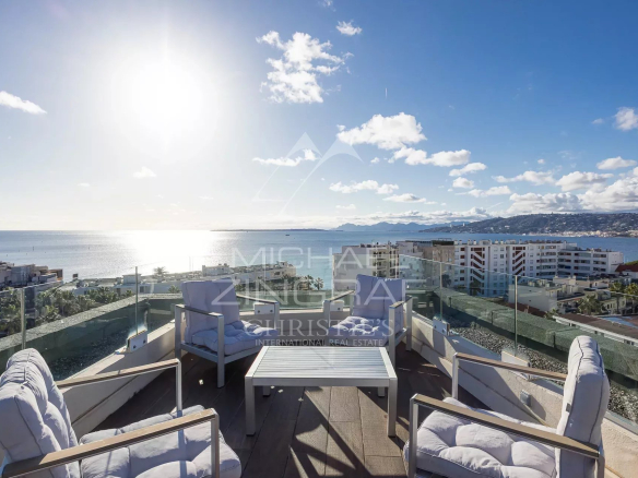 Toit-terrasse avec vue panoramique sur la mer à Juan-les-Pins, Antibes.