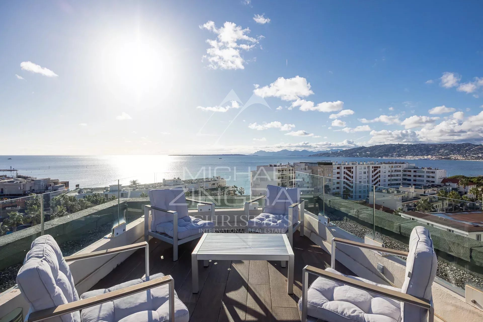 Toit-terrasse avec vue panoramique sur la mer à Juan-les-Pins, Antibes.